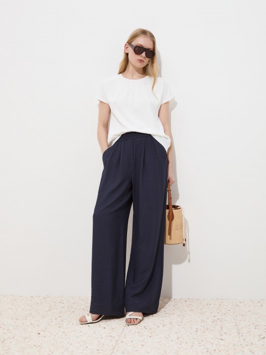 Pantalones anchos y fluidos