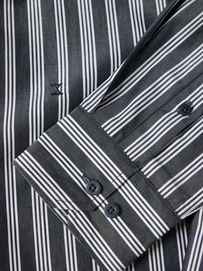 Camisa regular fit às riscas Camisa regular fit às riscas