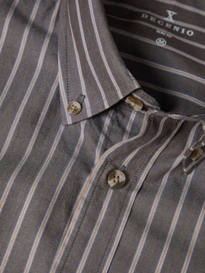 Camisa slim fit às riscas Camisa slim fit às riscas