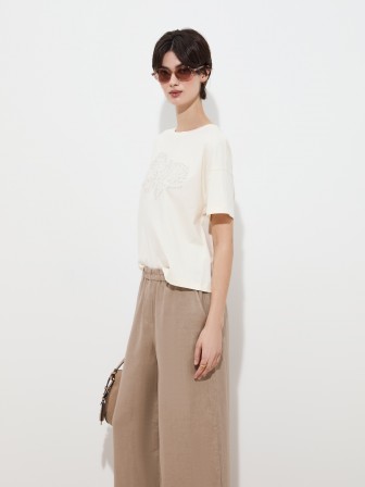 T-shirt com bordado e lantejoulas T-shirt com bordado e lantejoulas