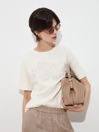 T-shirt com bordado e lantejoulas T-shirt com bordado e lantejoulas