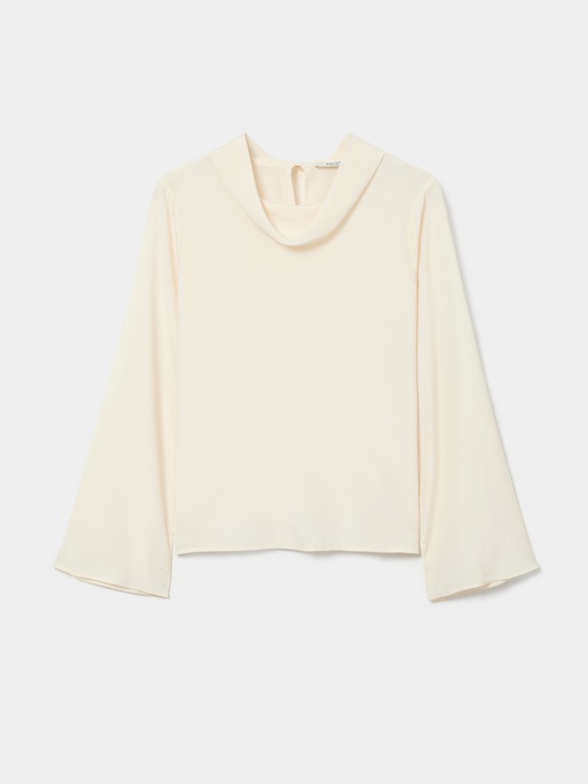 Blusa de seda con los hombros descubiertos Blusa de seda con los hombros descubiertos