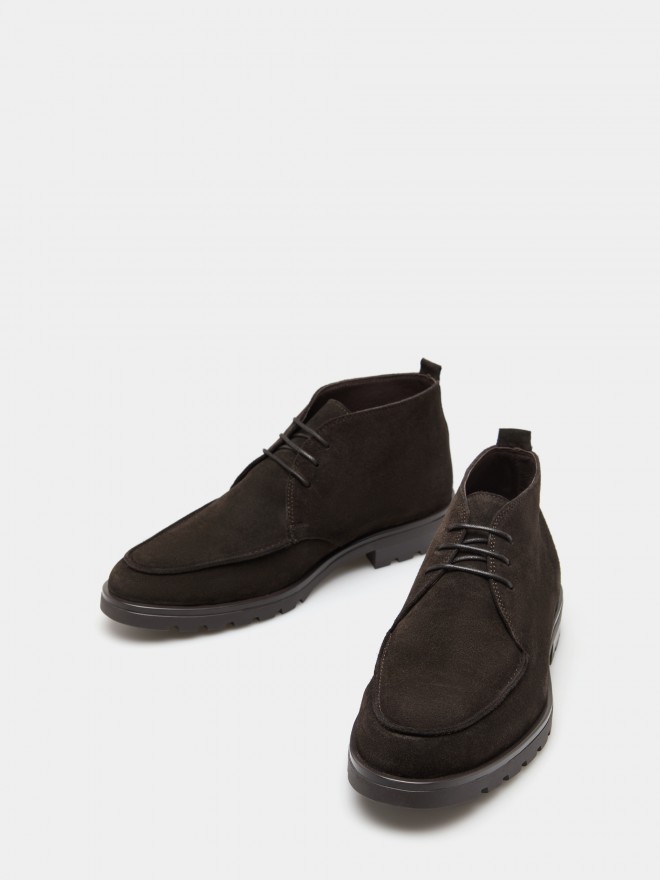 Leather ankle boot with laces