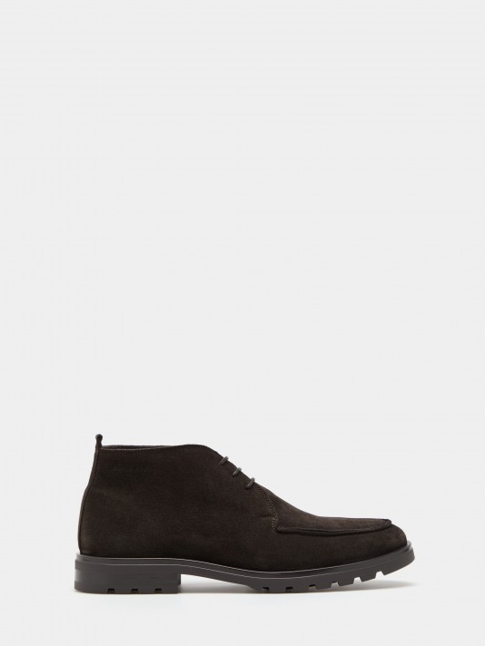 Leather ankle boot with laces