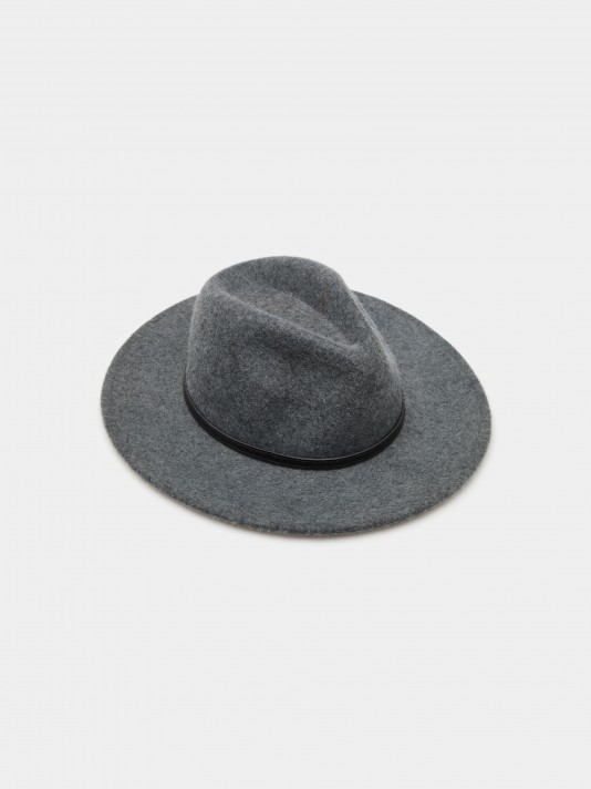 Gorro de lana con cintur�n