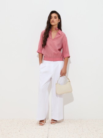 Blusa fluida em cupro com flor Blusa fluida em cupro com flor