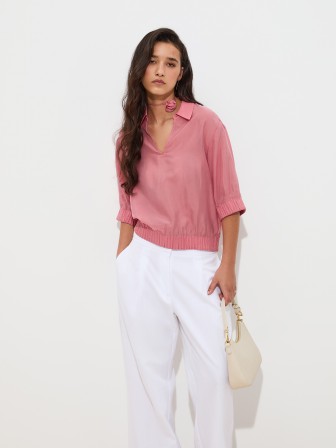 Blusa fluida em cupro com flor Blusa fluida em cupro com flor