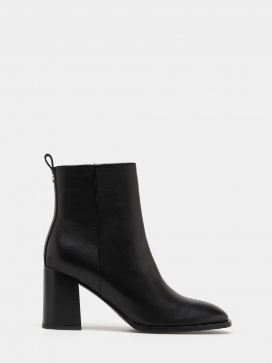 Leather ankle boot with heel