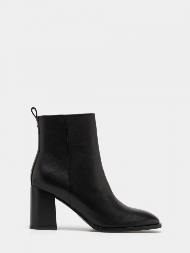 Leather ankle boot with heel