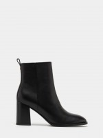 Leather ankle boot with heel