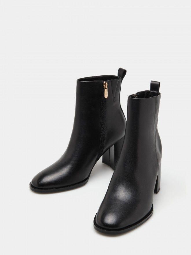 Leather ankle boot with heel