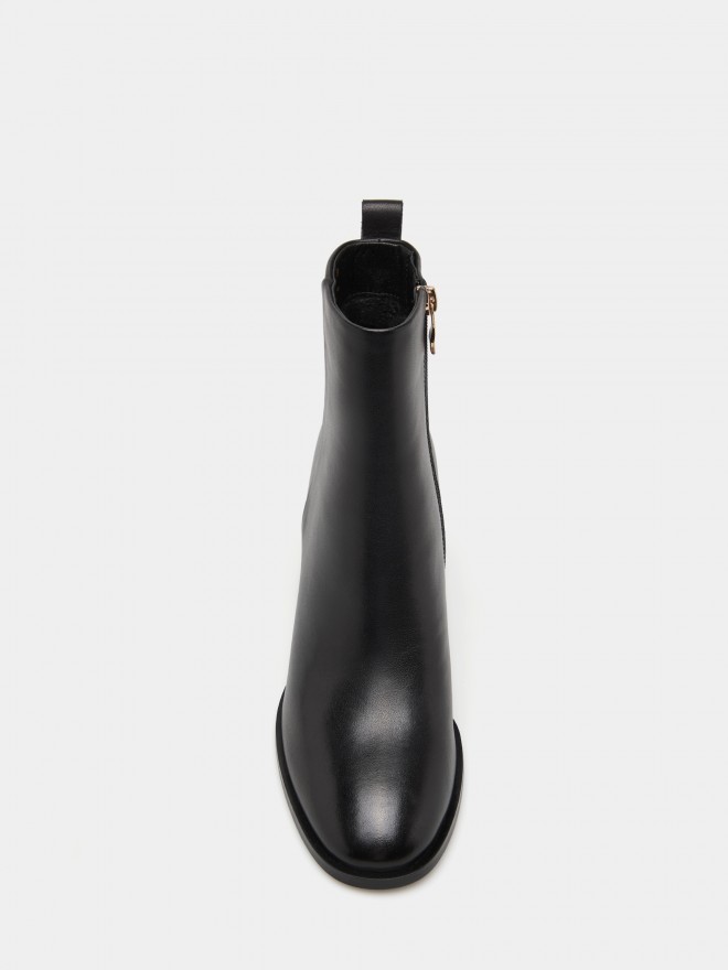 Leather ankle boot with heel