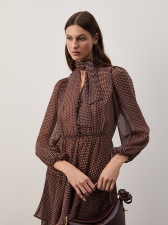 Vestido estampado com laçada Vestido estampado com laçada
