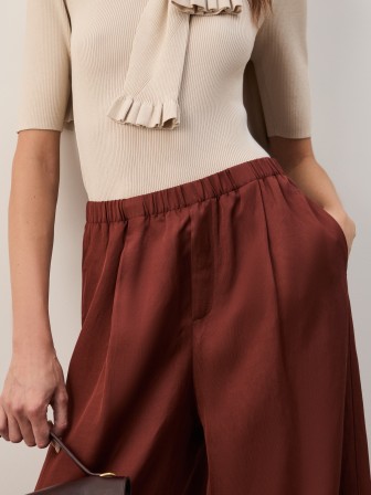 Straight-leg trousers in linen Straight-leg trousers in linen