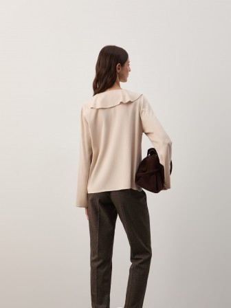 Blusa fluida com folhos Blusa fluida com folhos