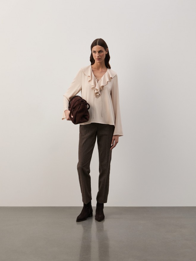 Blusa fluida com folhos Blusa fluida com folhos