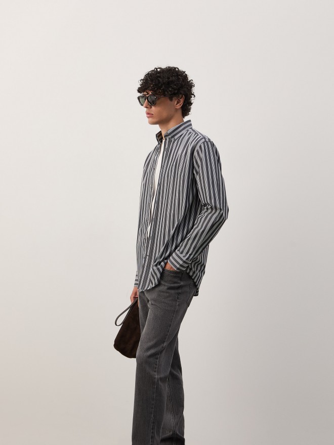 Camisa regular fit às riscas Camisa regular fit às riscas