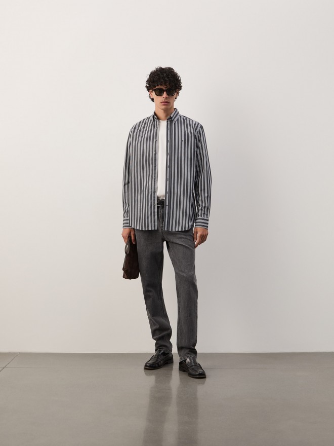 Camisa regular fit às riscas Camisa regular fit às riscas