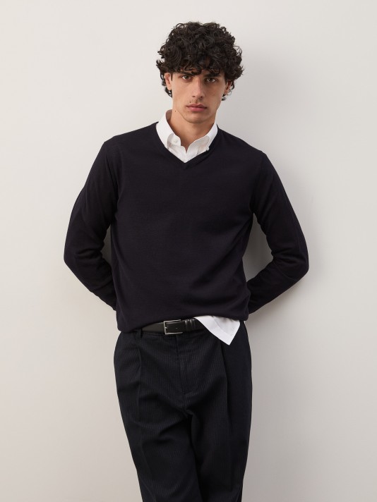Wool pullover with V-neck