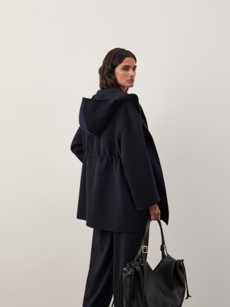 Chaqueta de estilo rústico con capucha Chaqueta de estilo rústico con capucha