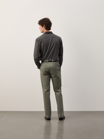 Pantalones chino de sarga de corte regular Pantalones chino de sarga de corte regular