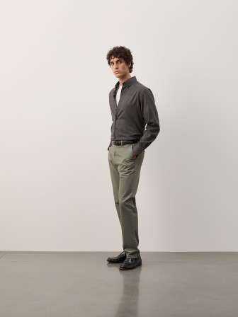 Pantalones chino de sarga de corte regular Pantalones chino de sarga de corte regular