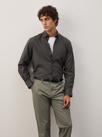 Pantalones chino de sarga de corte regular Pantalones chino de sarga de corte regular