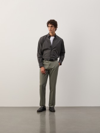 Pantalones chino de sarga de corte regular Pantalones chino de sarga de corte regular