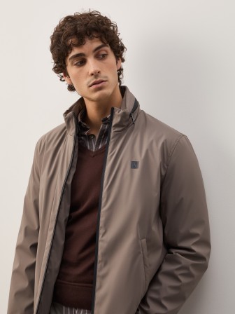Chaqueta con capucha oculta Chaqueta con capucha oculta