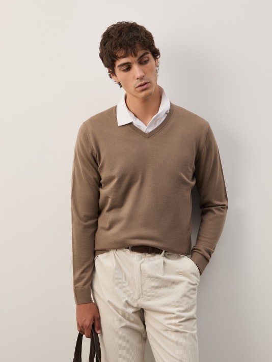 Wool pullover with V-neck