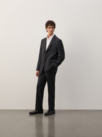 Traje de raya diplomática de corte regular Traje de raya diplomática de corte regular