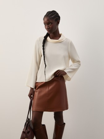 Off-the-shoulder blouse in silk Off-the-shoulder blouse in silk