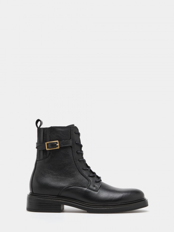 Military boots in leather Military boots in leather