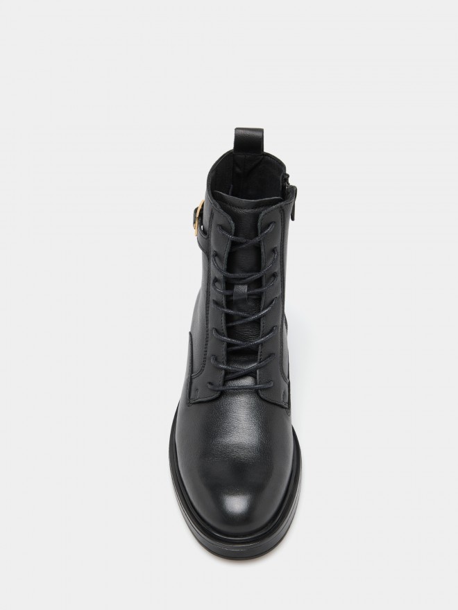 Military boots in leather Military boots in leather