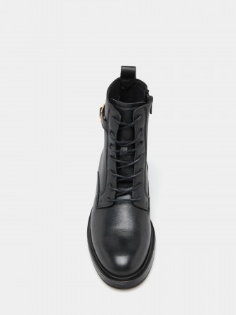 Military boots in leather Military boots in leather