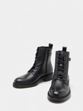 Military boots in leather Military boots in leather