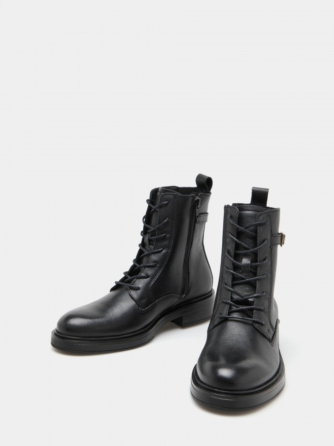 Military boots in leather Military boots in leather