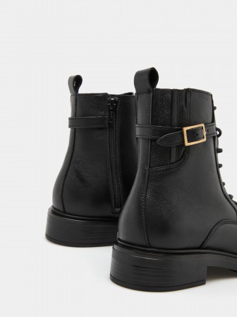 Military boots in leather Military boots in leather