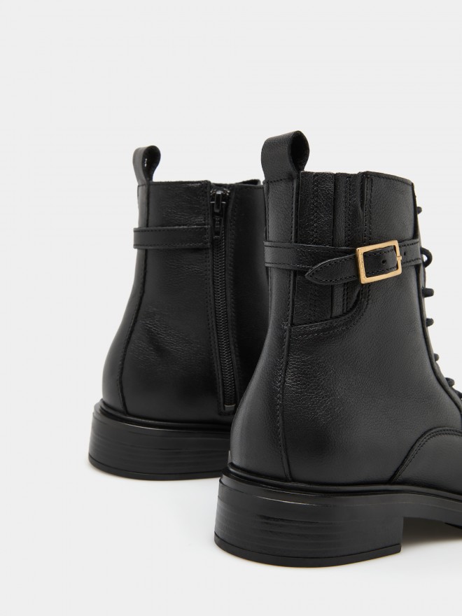 Military boots in leather Military boots in leather