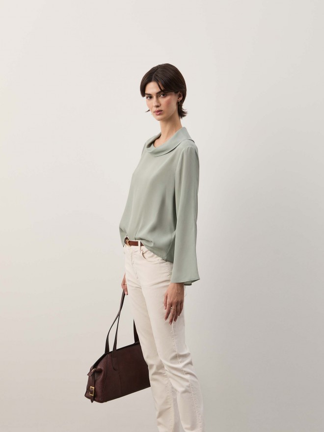 Blusa de gola caída com seda Blusa de gola caída com seda