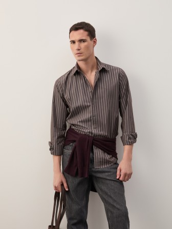 Camisa slim fit às riscas Camisa slim fit às riscas