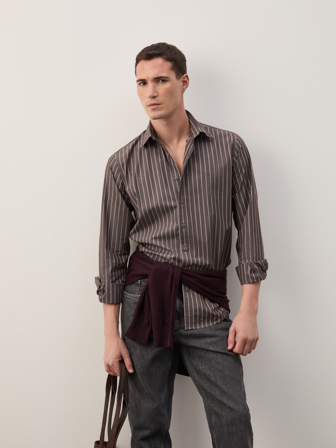 Camisa slim fit às riscas Camisa slim fit às riscas